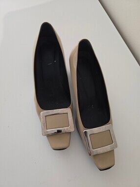 Roger Vivier Belle Vivier Beige Patent Pumps Size 37